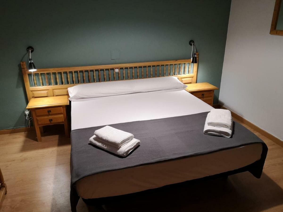 Hostal Becerril Becerril de la Sierra Buitenkant foto